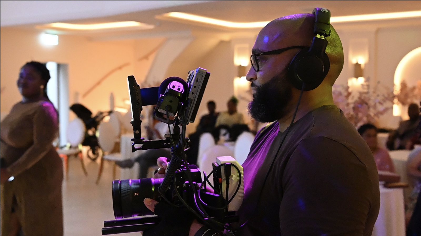 Marvin Sirvania filmt met een gimbal tijdens een bruiloft