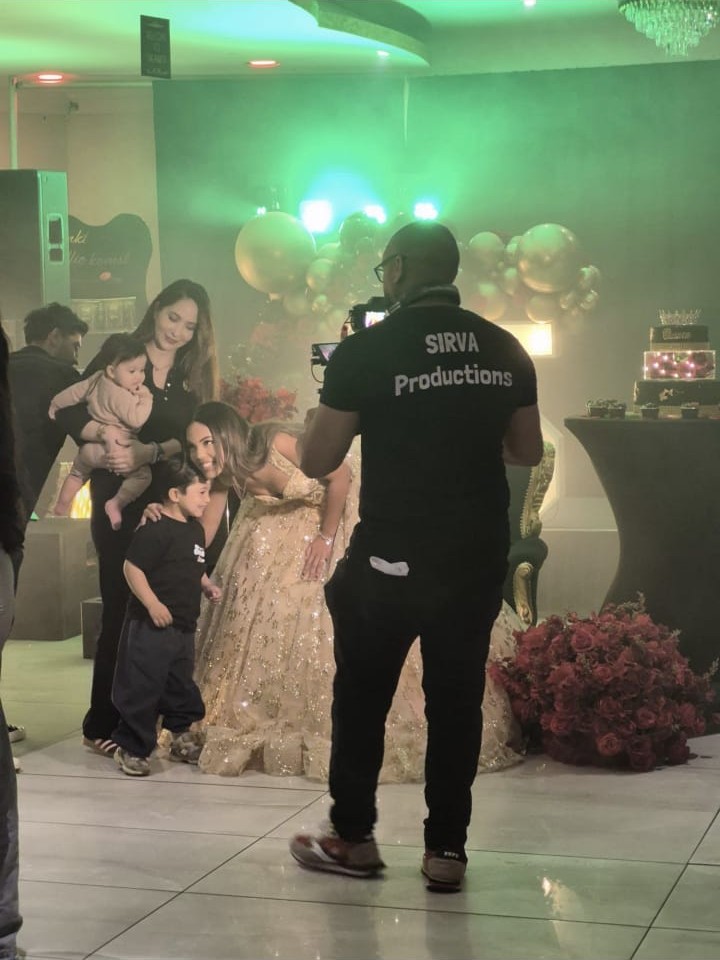 Marvin Sirvania filmt tijdens een feest