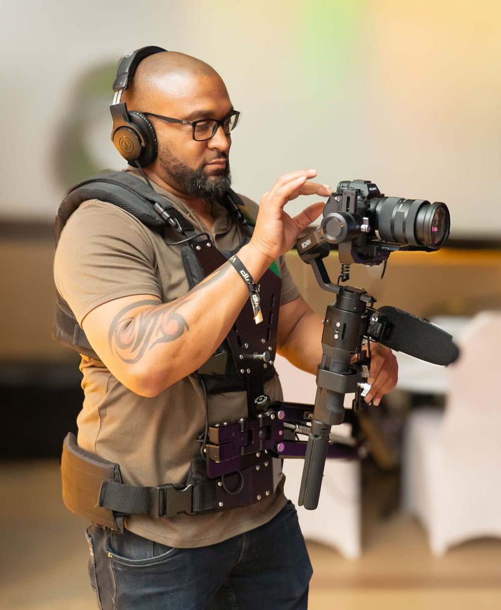 Marvin Sirvania aan het werk met een camera op een gimbal
